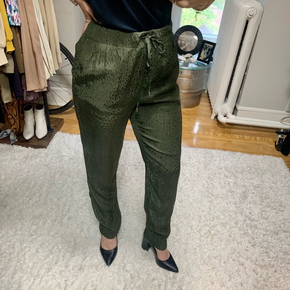 Patterned green pants with elastic waist - Picture 2 of 5